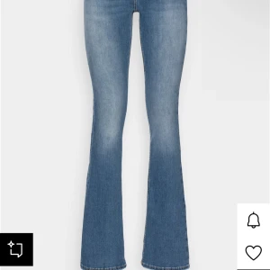 Blå bootcut jeans från ONLY tall - Snygga blå bootcut jeans från ONLY med klassisk femficksdesign och ljus tvätt. Jeansen har normal passform, medelhög midja och är tillverkade i stretchig denim för extra komfort. Perfekta för dig som gillar retrovibbar och vill ha en tidlös look. Passar om man är runt 175