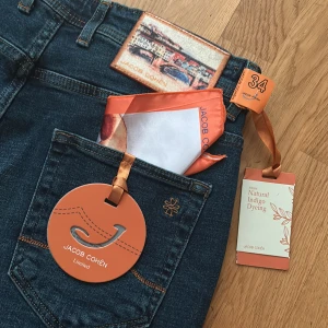 Jacob Cohën Limited Edition jeans - Helt nya exklusiva mörkblåa jeans från Jacob Cohën, i Limited Edition. Tags finns kvar och parfym flaska tillkommer! Otroligt snygga nu till sommaren ☀️ Pris kan diskuteras 😄