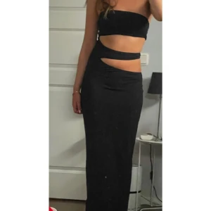 Svart långklänning med cut out - Svart långklänning 