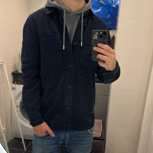 Arket overshirt  - Tja! Säljer denna riktigt fräscha overshirt från Arket!| Riktigt snygg på vår och höst, men även till lite kyligare sommardagar!| Pris diskuteras vid snabb affär och inga defekter på varan!| Vid minsta fråga tveka inte att höra av dig!|