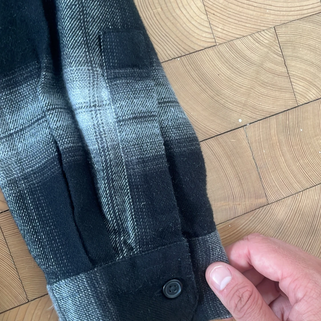 Rutig overshirt från Uniqlo i svart/grå - 2