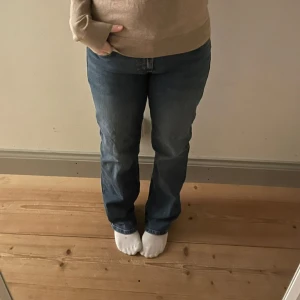 Blå raka ICON jeans från Nelly - Snygga blå jeans från Nelly med klassisk femficksmodell och raka ben. Jeansen har normal passform och är tillverkade i mjukt denimtyg med en lätt tvättad look. Perfekta för dig som gillar en enkel och tidlös stil. Hör gärna av dig vid intresse/frågor! 