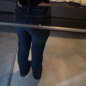Mörkblå bootcut jeans XS från lager 157  - Säljer dessa snygga jeans från lager 157 i Xs short! Jag är 163 och de är bra i längden. Har bara använt de några få gånger! Ord pris 400