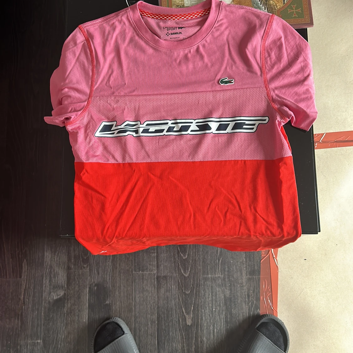 Rosa och röd Lacoste Sport t-shirt