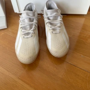 Adidas Crazyfast vita fotbollsskor - Snygga Adidas Crazyfast fotbollsskor i ljusbeige och vit färg. Dem är i bra skick och är knappt använda och är riktigt sköna.