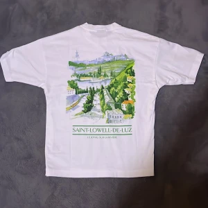 Vit oversized t-shirt H&M Saint-Lowell - från H&M i storlek XS, original fit är oversized. Den var lite för stor på mig så den har blivit fixad/sydd i nederkanten (se bild)Vit oversized t-shirt helt ny bara testad 