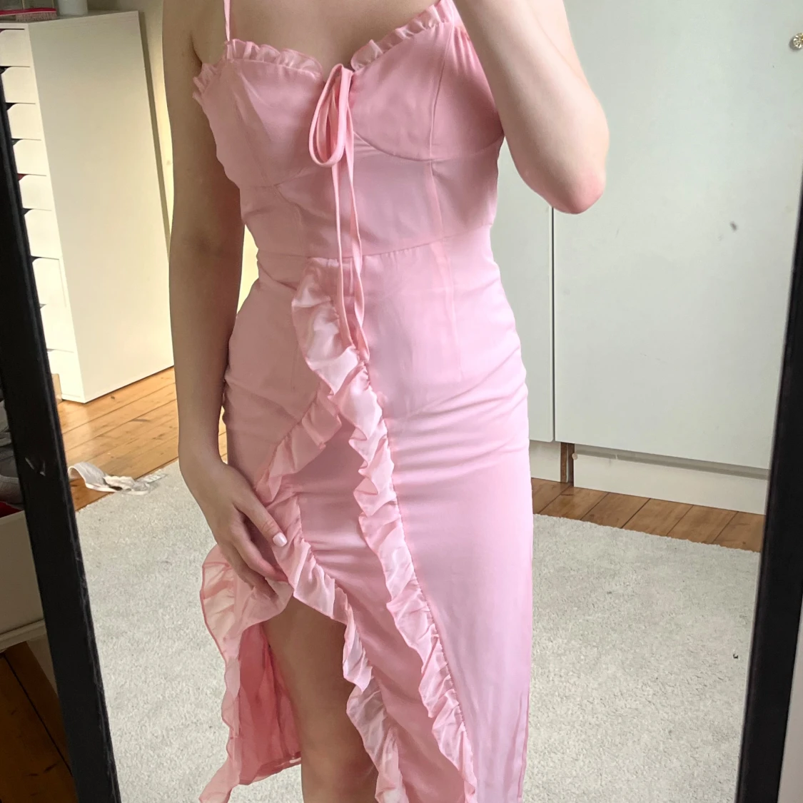 Rosa volangklänning med slits. Från shein! - 1