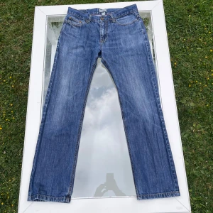 Jeans Redwood 33/34 - Säljer ett par Redwood Jeans i mellanblå tvätt. Storlek W33 L34. Klassisk rak passform, enkel och stilren modell. Jeansen är i mycket gott skick utan hål, fläckar eller större slitage. Pris kan diskuteras vid snabb affär. Bara att höra av dig vid minsta fundering!