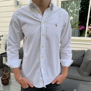 Ralph Lauren Skjorta - Tjena! Säljer nu denna vita RL Skjorta för endast för Storlek är 12 och passar runt 160-165. 550 kr nypris liger runt 2000 kr Kontakta gärna hos vid fler frågor eller funderingar!