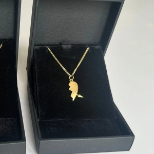 Arrow heart halsband  - Halsbandet är aldrig använt och är 100 % rost- och nickelfritt. Kedjan är 40 cm lång men kan förlängas med ytterligare 5 cm. Hör gärna av dig om du har några frågor ☺️