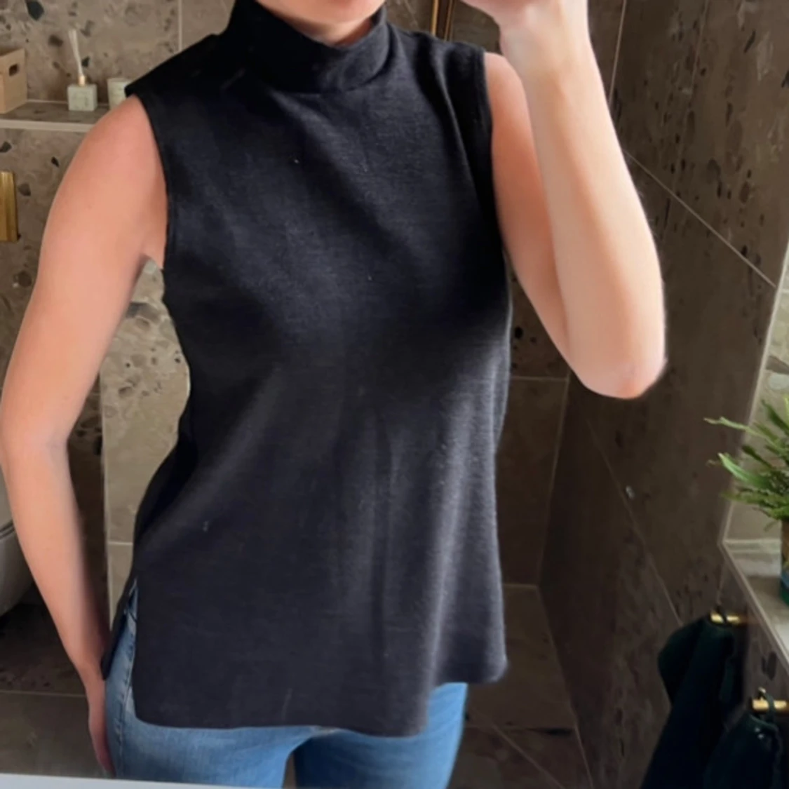 Svart ärmlös polotopp