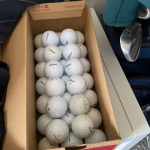 33 golf bollar  - Ingen bok syns på bilden, endast en låda med golfbollar och golfklubbor. Ingen information om titel, författare eller innehåll kan utläsas.