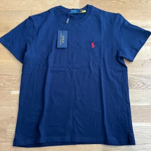 Polo Ralph Lauren tröja - Säljer min mörkblåa Polo Ralph Lauren T-shirt Helt oanvänd och i nyskick. Klassisk modell i 100% bomull med broderad logga på bröstet. Storlek M, men passar även dig som har S. Pris kan diskuteras 💯