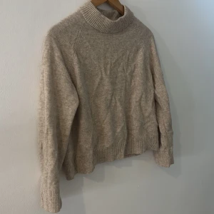 Wera 100% ull tröja  - 100% ulltröja ifrån Wera i storlek xs, nypris är 800kr och aldrig använd därav inga defekter och som i nyskick , lite skrynklig på bilden men fixas såklart innan ☺️