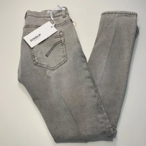 Dondup jeans - Säljer dessa helt nya dondup jeans med tags kvar. Storlek w31. Nypris 3600 säljs för 1049. Kom dm för frågor eller funderingar!