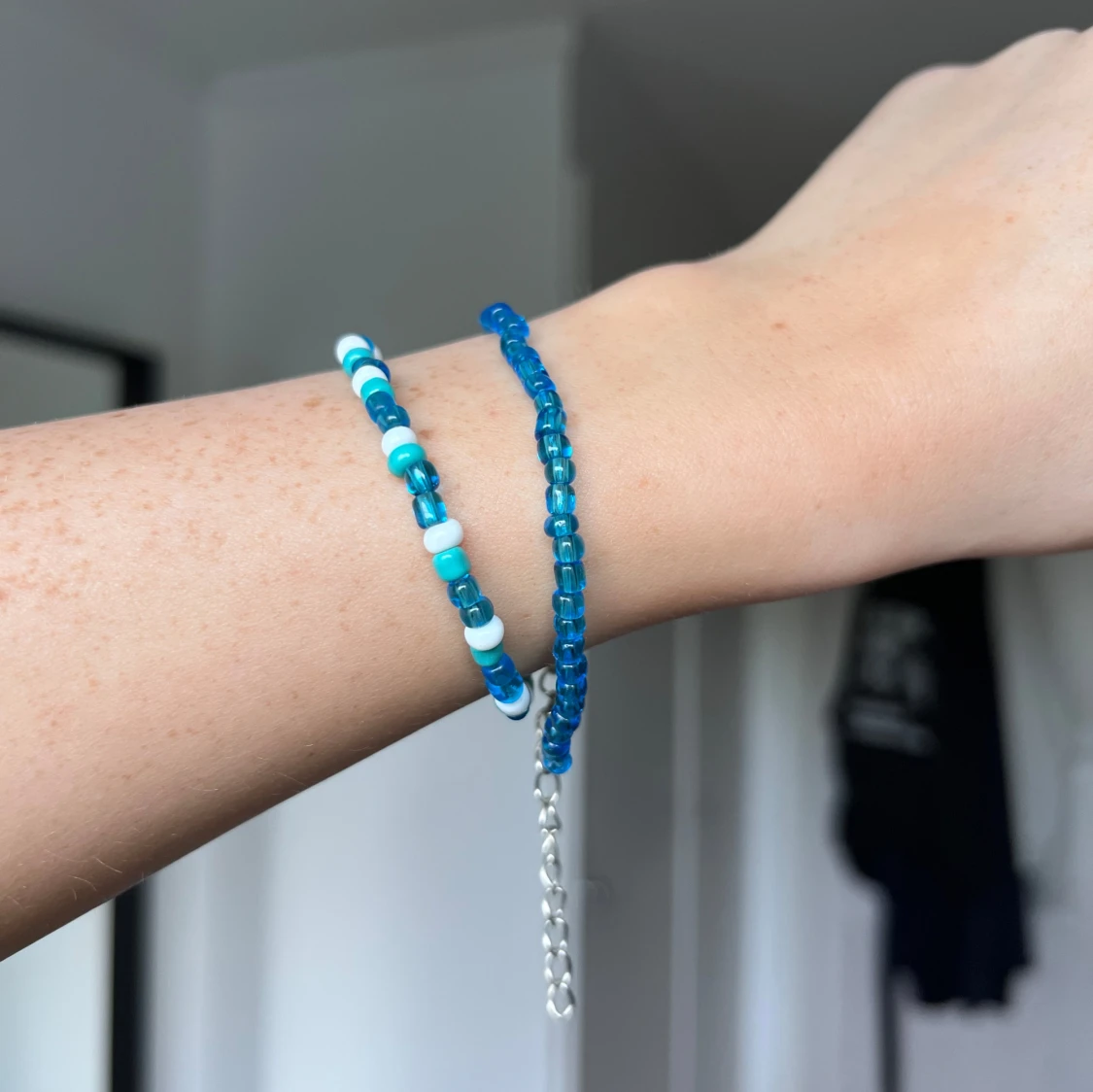Blått och vitt pärlarmband - 2