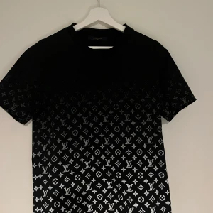 Svart Louis Vuitton t-shirt med monogram - Storlek: M , Skick: 9/10