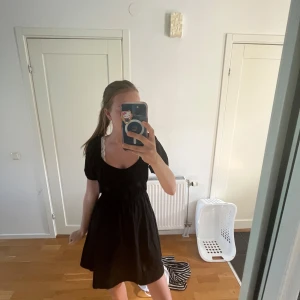 Svart kortklänning från Bubbleroom - Supersöt svart kortklänning från Bubbleroom som man kan ha  offshoulder. Den är aldrig andvänd. Lappar kvar💕 