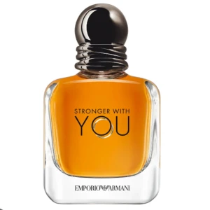 Parfym -  (50ML FLASKA / PROV SPRÄYAD 1 GÅNG) mporio Armani Stronger With You är en herrparfym med varm, bärnstensfärgad vätska i en stilren glasflaska med svart och silverfärgad kork. Doften har tydliga inslag av vanilj, sötma, kryddor, nötter och lavendel. Perfekt för dig som gillar aromatiska och mjuka, kryddiga toner.