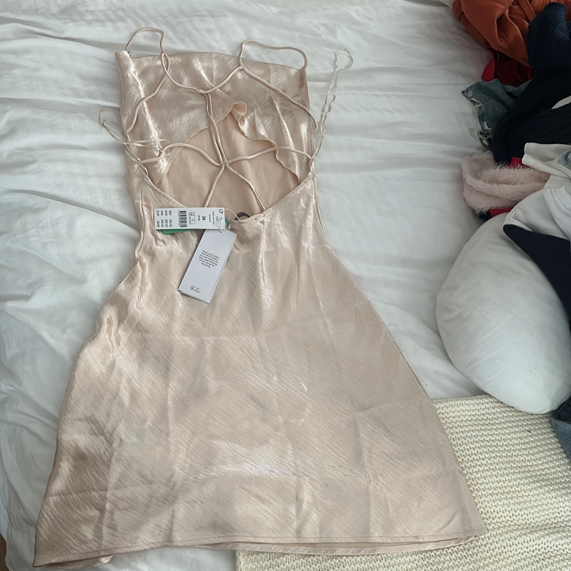 Champagnefärgad satin klänning  - 1