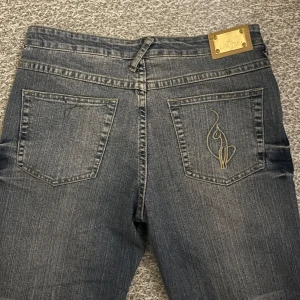 Baby Phat jeans - Helt nya och oanvända Baby Phat jeans med utsvängda ben i storlek M/L