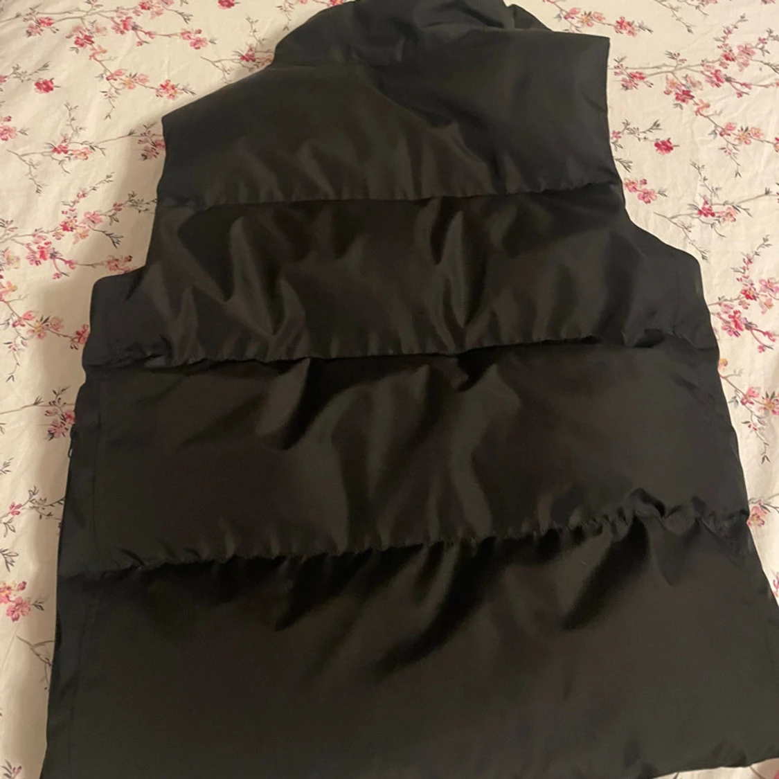 Svart dunväst från Hoodrich - 1