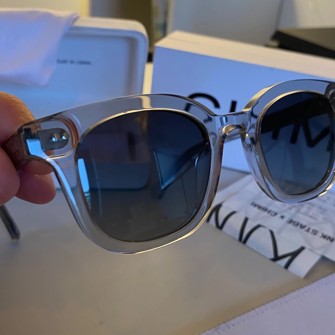 Grå transparenta solglasögon från CHIMI - 2