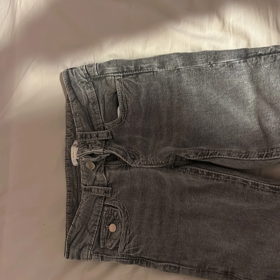 Grå bootcut jeans från Gina Tricot - 1