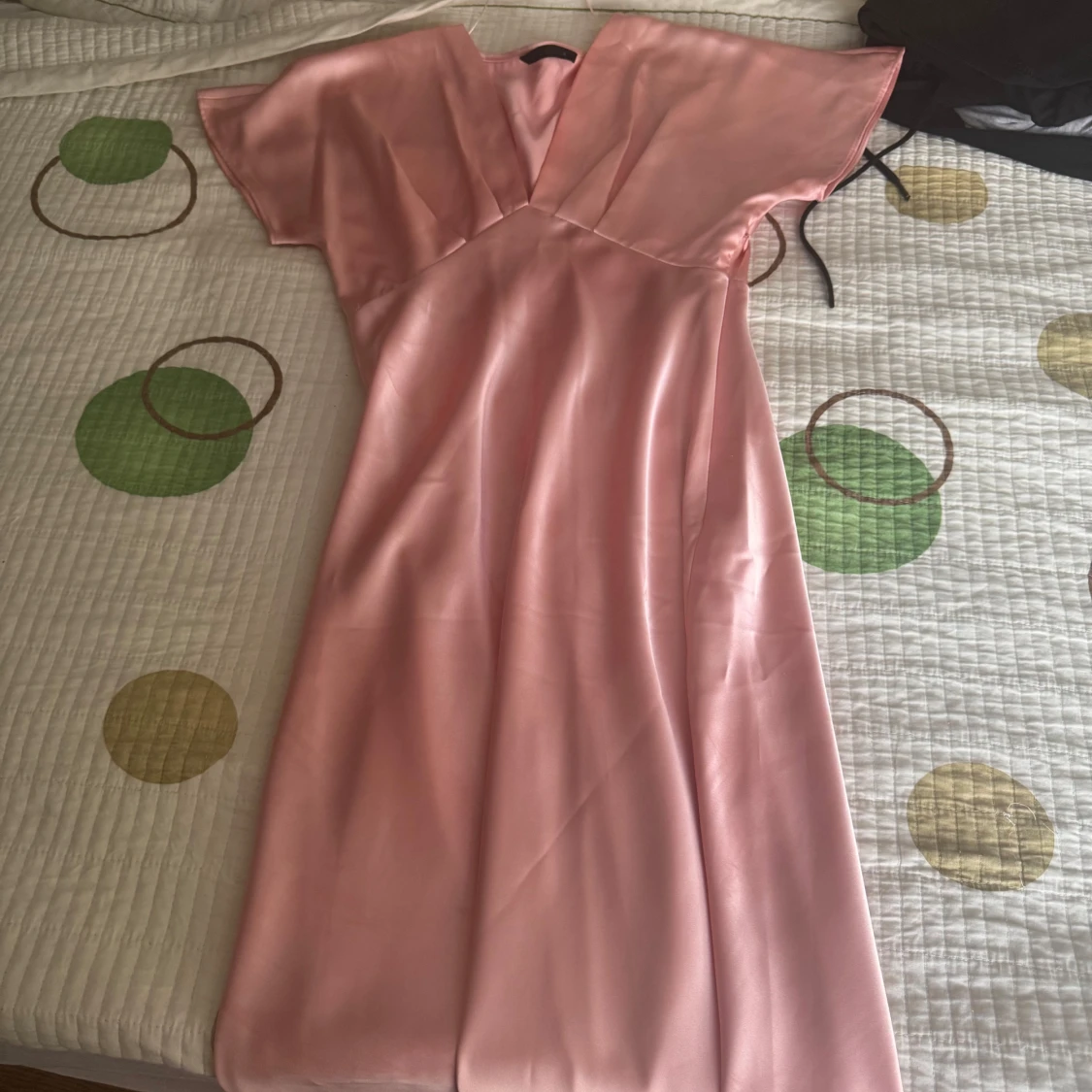 Ljusrosa satinklänning från Zara - 2