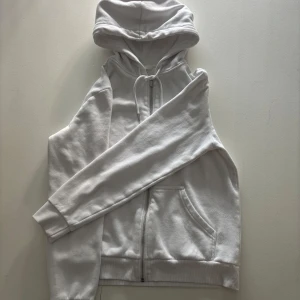 Vit ziphoodie från H&M - Säljer en sparsamt använd ziphoodie från H&M i storlek S.