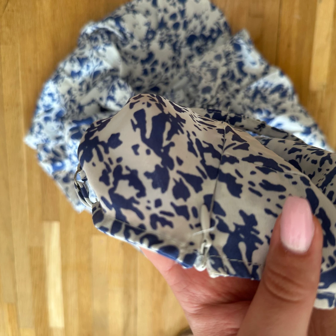 Vit och blå omlottklänning  - 4