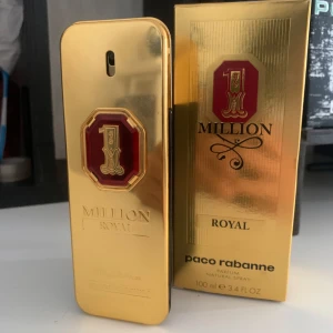 1 Million royale  - 1 Million Royal Parfum från Paco Rabanne i en lyxig guldfärgad metallflaska med röda och guldiga detaljer. Flaskan rymmer 100 ml och har en elegant, rektangulär form. Kommer i matchande guldig kartong. Parfymen är vegansk och tillverkad i Frankrike.50ml/100ml kvar👍🏼 kontakta om du är intresserad👍🏼