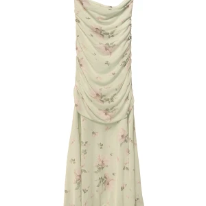 Blommig långklänning från Pull&Bear - Ljusgrön långklänning från Pull&Bear med romantiskt blommönster i rosa och grönt. Klänningen har draperad överdel och ärmlös design. Den är helt ny med prislappen kvar!💕