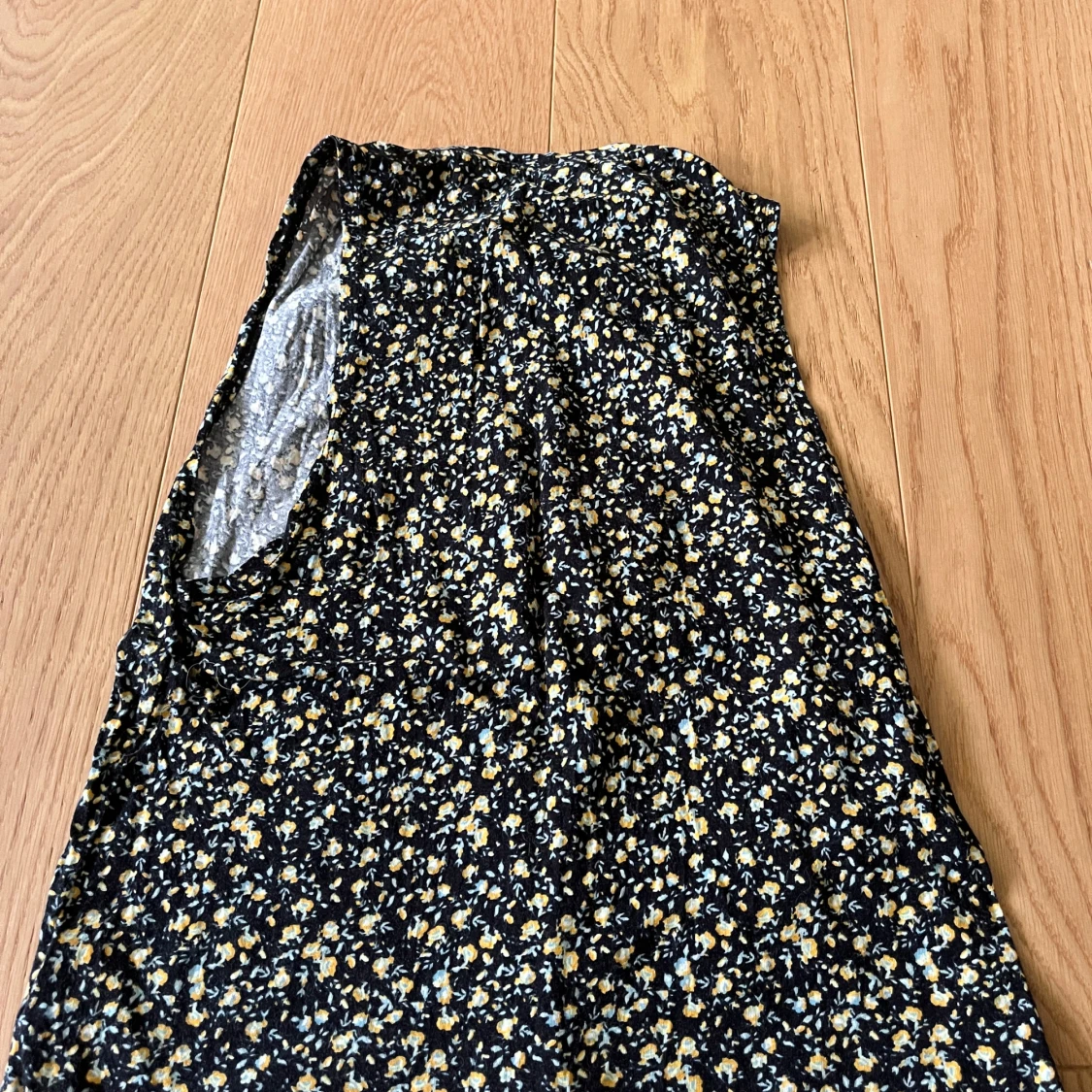 Blommig ärmlös topp från Gina Tricot - 1