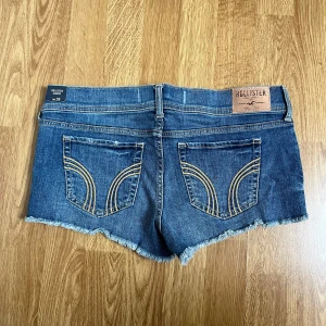 Lågmidjade nya jeansshorts - Helt nya lågmidjade blåa jeansshorts från Hollister i storlek W28