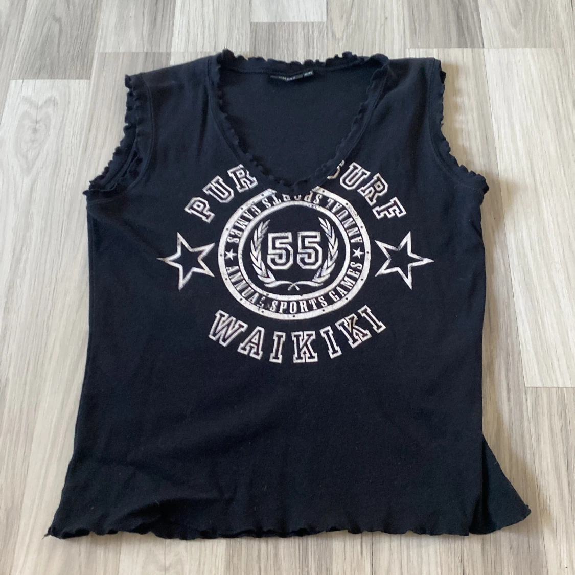 Svart ärmlös topp med tryck