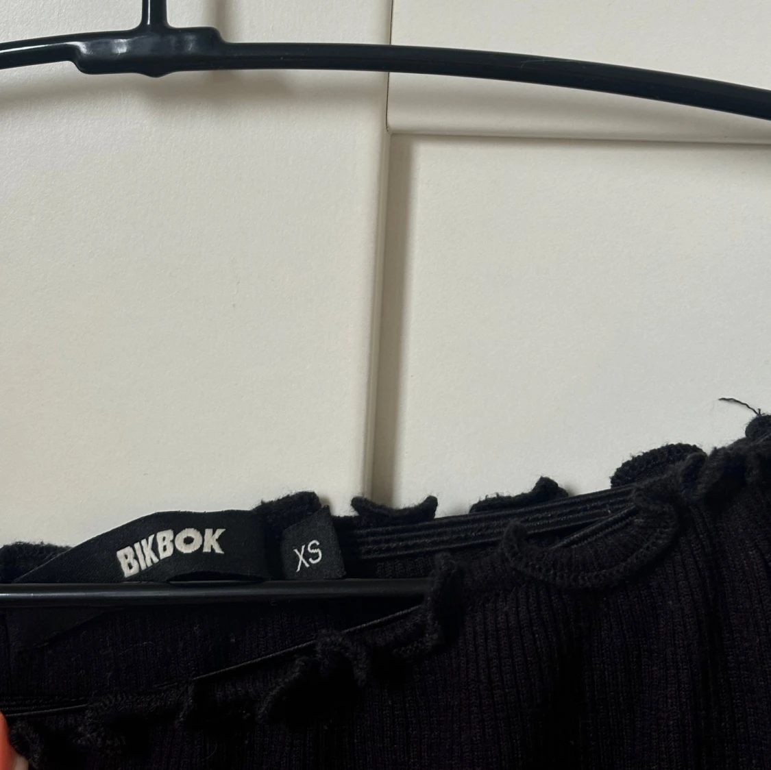 Svart offshoulder croppad topp BikBok - 2