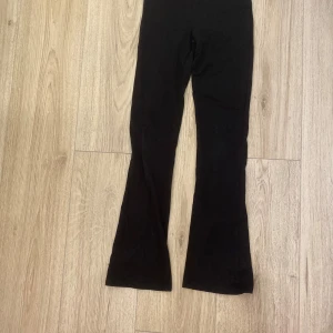Svarta bootcut leggings  - Svarta leggings från lager 157 storlek 150 med bootcut-ben. De har en enkel och clean look med stretchig passform och resår i midjan. Perfekta för dig som gillar en klassisk och bekväm stil. Pris går att diskutera!❤️