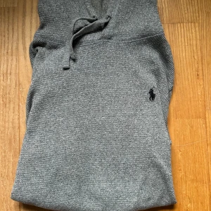 Grå hoodie från Ralph Lauren - Säljer en stilren grå hoodie från Ralph Lauren med klassisk broderad logga på bröstet. Skicket är ganska bra 7/10. Skriv gärna vid frågor 👍