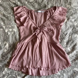 Rosa topp - Rosa topp från lager 157. Endast använd 1 gång. Kolla gärna in mina andra annonser och köp gärna bundle!