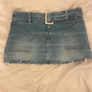 Jeanskjol - Skitcool jeanskjol från Caramelle med inbyggt skärp så man kan justera storleken🌟 På lappen står det L men passar även S/M