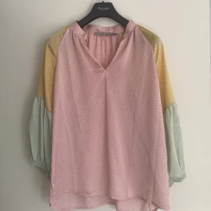 Costa Mani stl M - Söt blus i nyskick