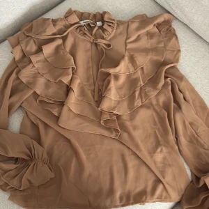 Blues - Jättefin blues till sommaren med linnebyxor eller kjol, helt ny använt Max 2 gånger 