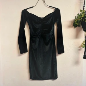 RubSvart sammetsklänning med sweetheartringning & off-shoulder – figurnära & festlig - NLY Trend - Small / 36 - Elegant sammetsklänning från NLY Trend i figurnära modell med off-shoulder-skärning och rynkad front. Stretchigt, mjukt material som formar sig fint efter kroppen. Perfekt för fest, middag eller utekväll! Storlek S. Material: 93 % polyester, 7 % elastan. I mycket gott skick – sparsamt använd. Jag prutar inte – priset är redan lågt. Bundlerabatt vid köp av flera plagg. Passa på!