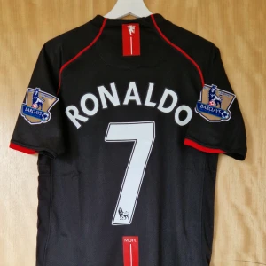 Cristiano Ronaldo fotbollströja Manchester United 07-08 - Cristiano Ronaldo Manchester United repIika fotbollströja 07-08. Helt ny med tag. Storlek: Medium