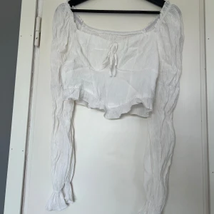 Blus - Vit blus från SHEIN i storlek M. Aldrig använd.