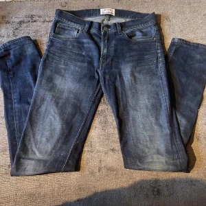 Blå jeans från Acne Studios - Säljer ett par snygga blå jeans från Acne Studios. De har en klassisk femficksdesign och en stilren look. Perfekta för dig som vill ha en tidlös stil. Skriv till mig vid intresse jag kan sänka pris vid smidig affär
