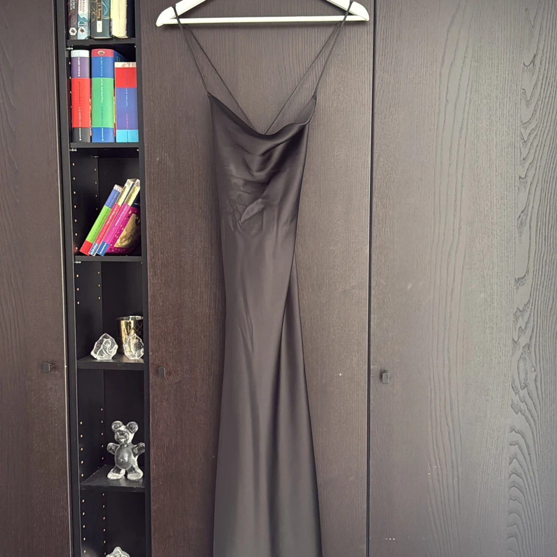 Svart långklänning med tunna axelband