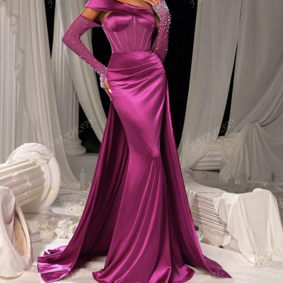 Lång lila satinklänning med pärldetaljer