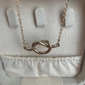 Guldigt halsband med knut - Säljer mitt fina knyt halsband i guld. Jag har haft det i ungefär 7 månader och de har inte rostat i vatten. Och har inte några repor vad jag kan se💕